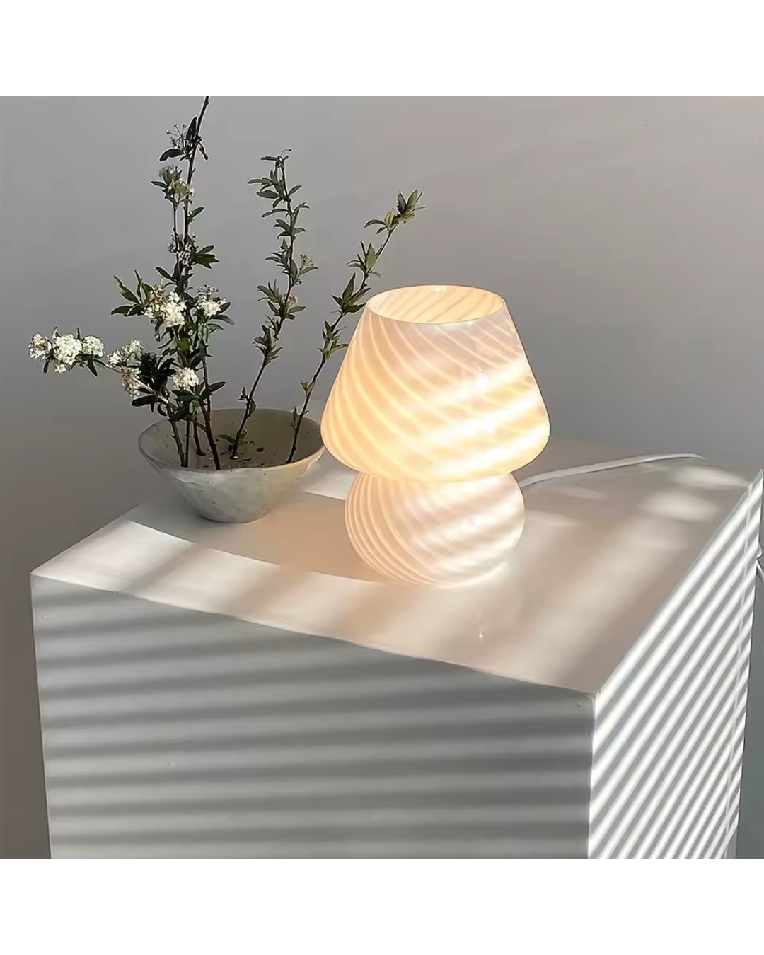 Moderne LED-Tischlampe in Pilzform