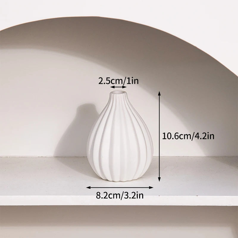 Mini-Keramikvase Nordic in Mattweiß, ca. 10 cm – Rippe