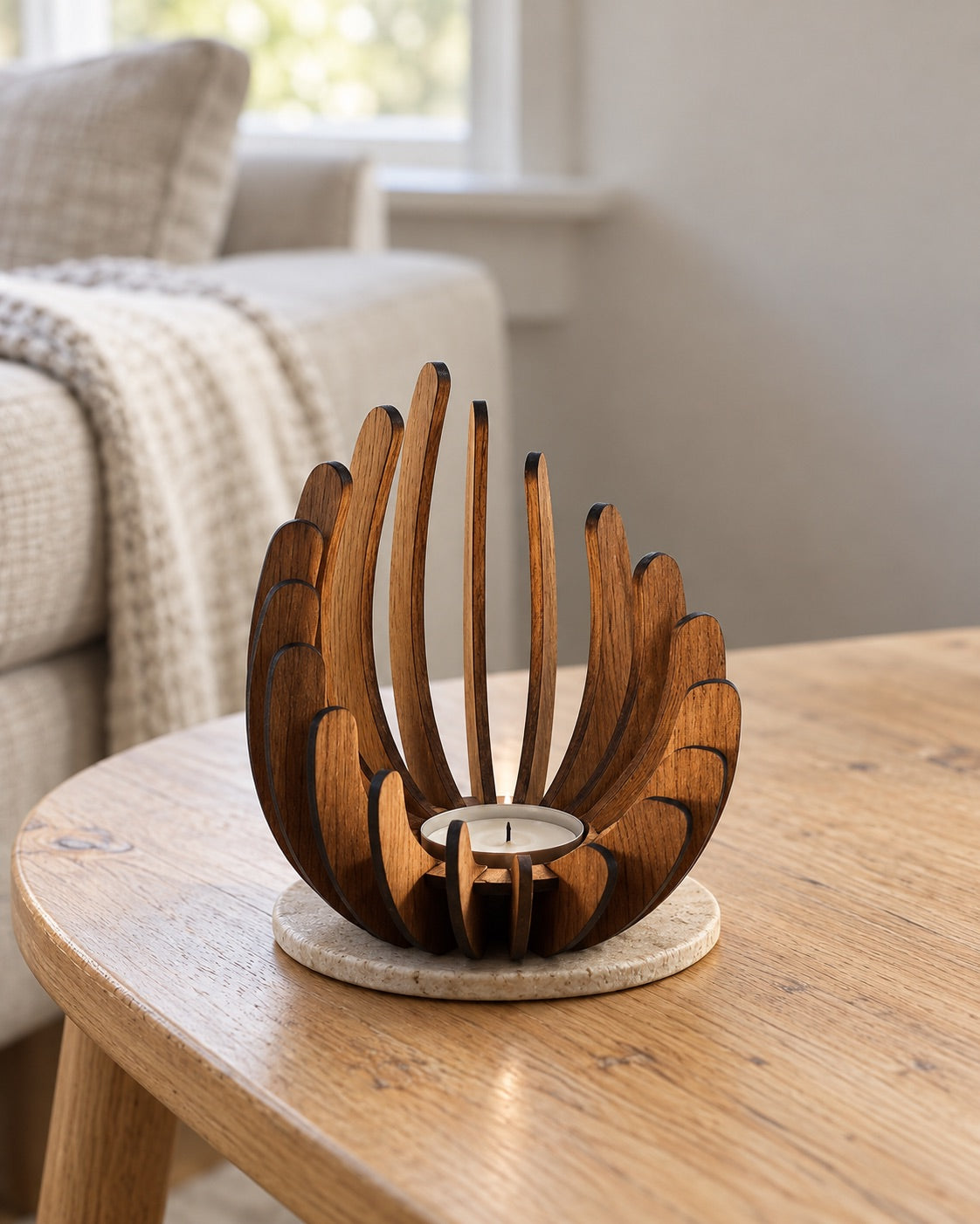 Lotus-Teelichthalter aus Holz mit Teelicht auf einem Couchtisch im Wohnzimmer
