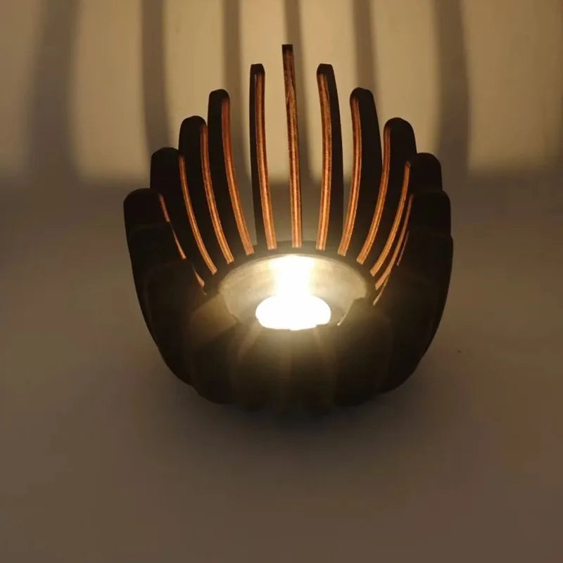 Lotus-Teelichthalter aus Holz mit warmem Kerzenlicht und Lichtspiel an der Wand