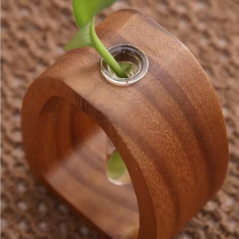Detailansicht der Holzmaserung und Glasöffnung der Mini-Vase