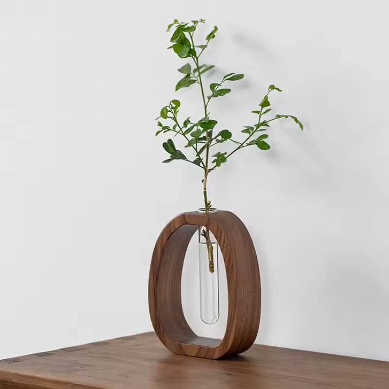Mini-Glasvase mit ovalem Massivholzhalter in Walnussfarbe und grünem Zweig – Shopirea