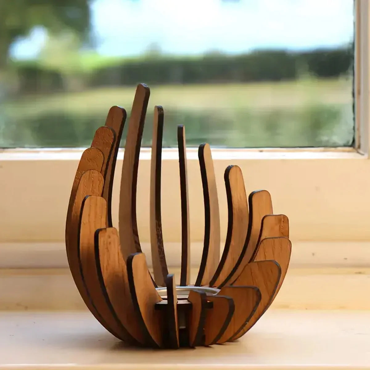 Lotus-Teelichthalter aus Holz auf der Fensterbank, Seitenansicht